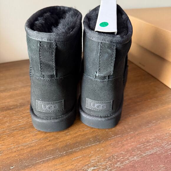 UGG Woman’s Black Classic Mini Suede Slip On Winter Boots- Size 8 - Picture 5 of 8